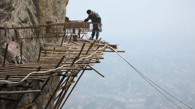 Con đường nguy hiểm