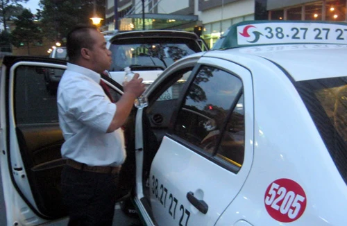 Hiếu Hiền "bỏ nghề" đi lái Taxi may mắn