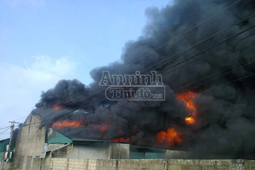 "Bà hỏa" thiêu rụi xưởng mộc, thiệt hại hơn 2 tỷ đồng