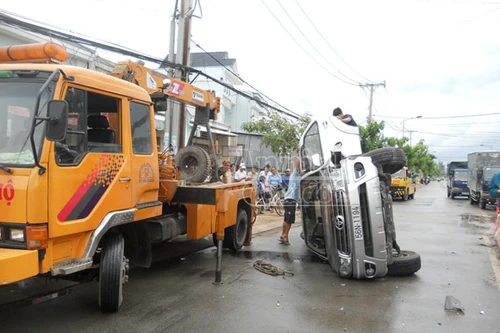 Lao vào dải phân cách, ôtô lật ngang, 3 người thoát chết