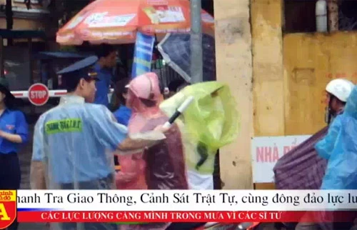 Lực lượng chức năng căng mình trong mưa lớn vì các sĩ tử
