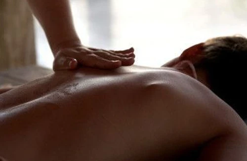 Bắt quả tang 3 nhân viên mát-xa kích dục cho khách