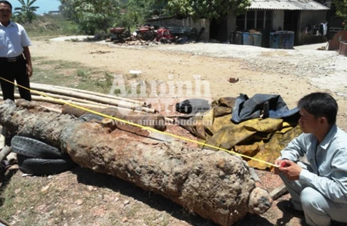 Phát hiện 2 khẩu súng thần công dưới dòng sông Lam