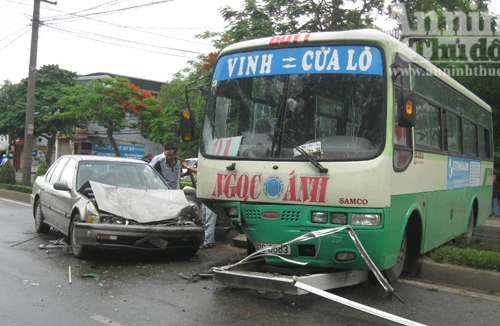 Xe buýt lao qua dải phân cách đè nát đầu xe con