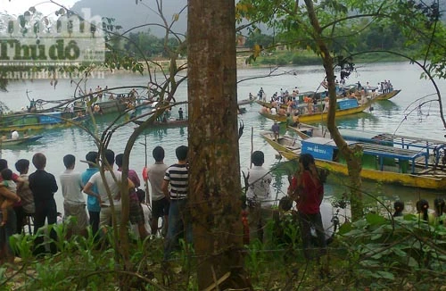 Đi đánh cá, vớt được gỗ huê trị giá bạc tỉ dưới lòng sông