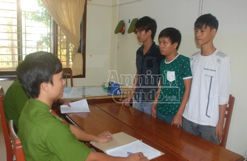 Liều mạng nằm giữa đường chặn xe, cướp tài sản