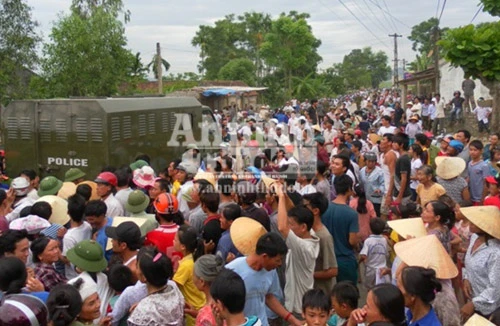 "Cẩu tặc" nhả đạn vào người dân, bị đánh hội đồng đến chết