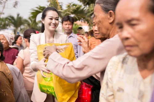 Khánh My tặng quà Tết cho người nghèo 