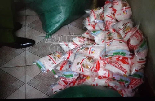 Phát hiện, thu giữ hàng ngàn gói bột canh i-ot, mì chính giả 