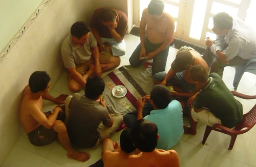 Bắt quả tang 9 đối tượng đánh bạc bằng hình thức xóc đĩa