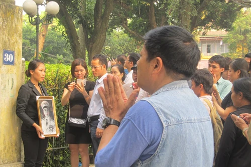 Dòng người vẫn đổ về số 30 Hoàng Diệu với lòng tiếc thương vô hạn