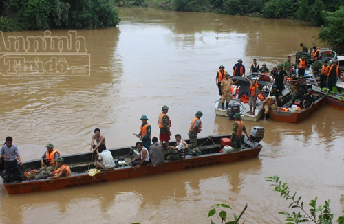 Tìm thấy ba-đờ-sốc của chiếc xe 7 chỗ bị lũ cuốn