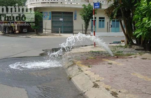 Vỡ đường ống, nước phun lênh láng khắp phố