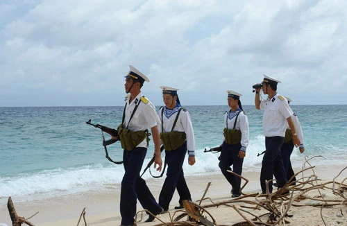 Tin nhắn xúc động của người vợ gửi chồng ở Trường Sa