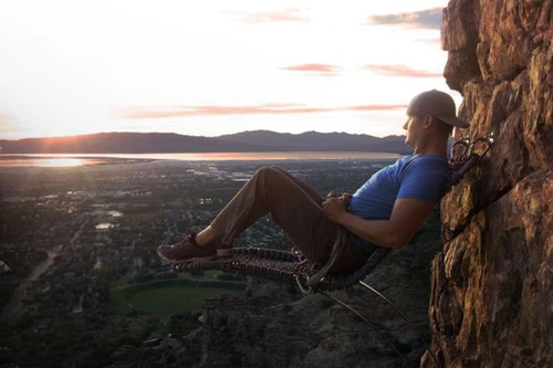 Chàng trai ngồi trên vách núi cao 107 mét ở Utah