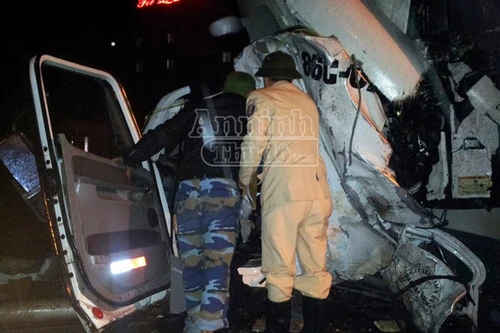 Xe khách đấu đầu xe tải, ít nhất 12 người thương vong