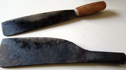 Cầm dao chém anh trai, doạ chém cả Công an