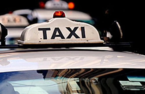 Lái xe taxi giả bị cướp vì... không có tiền trả nợ