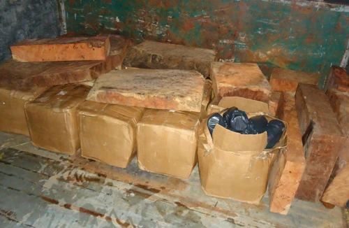 Bắt xe tải vận chuyện gỗ và rượu lậu trên quốc lộ 1A