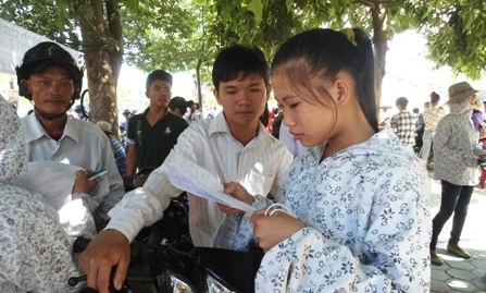 Mang... dao vào phòng thi, thí sinh bị đình chỉ thi 