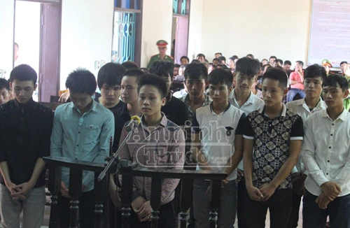 Bị đánh khi đến chơi nhà bạn gái, kéo nhau đi phục thù, rồi... vào tù