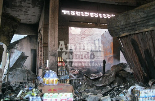 Lửa thiêu rụi 3 cửa hàng lúc mờ sáng