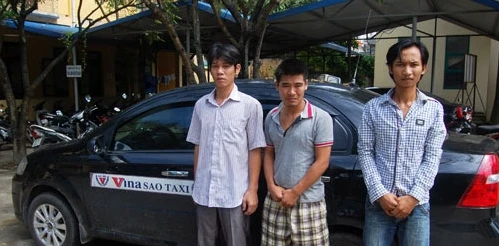 Bắt nhóm hiếp em gái 15 tuổi đi tìm việc