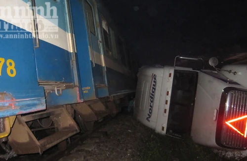 "Tê liệt" đường sắt do tàu Thống Nhất va quệt xe container