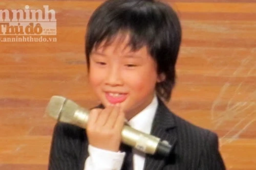 Xem chú bé 8 tuổi hát Chú ếch con và nhảy như MJ