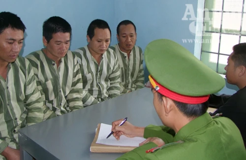 Lâm tặc dọa bị HIV, hòng...đòi gỗ lậu