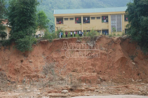 Sông Rin sạt lở, đe dọa "ngoạm" khu nội trú học sinh