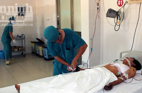 Cứu sống một bệnh nhân bị kim loại xuyên thủng tim, phổi