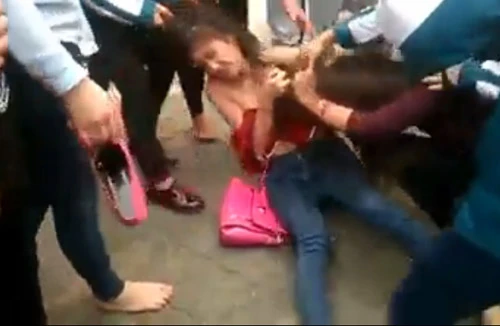 Thêm một nữ sinh bị nhóm bạn đánh đập dã man, lột đồ giữa phố