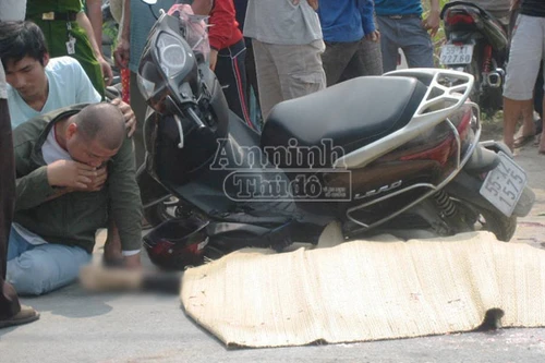 Bị xe ben cán, chồng khóc ngất bên xác vợ