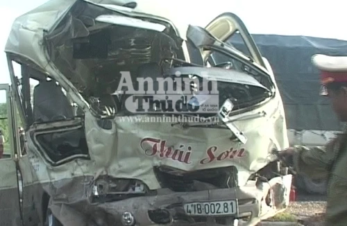 Xe khách gây tai nạn nghiêm trọng, 3 người chết, 6 người bị thương
