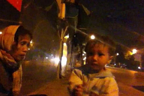 Ngọc Hân, Trúc Diễm chia sẻ clip 2 bà cháu nhặt ve chai gây sốt cộng đồng mạng