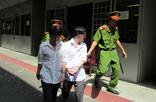 Xông vào phòng trọ, dùng dao đe dọa, cướp tiền của học sinh