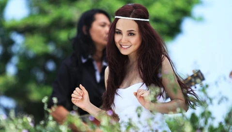 Vy Oanh hóa "thiên thần" trong MV mới