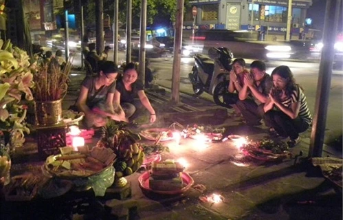 Sự thật về "miếu vỉa hè linh thiêng" góc tường Văn Miếu