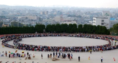 Hơn 1300 người tụ họp để… ngồi lên lòng nhau!