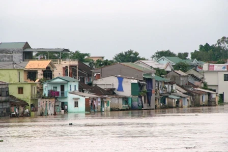 Mưa lũ tại Trung Trung bộ làm 4 người chết