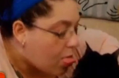 Người phụ nữ nghiện ăn lông mèo