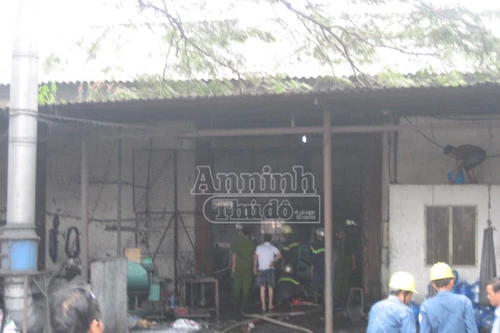Cháy nhà xưởng, gần chục công nhân nỗ lực chữa cháy bất thành