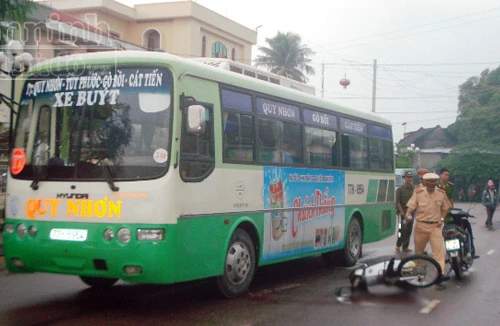 Vượt ẩu, bị xe buýt cán gãy chân