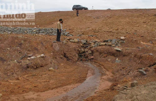 Hãi hùng thi công trên mặt đập… nước chảy xuyên chân đập!