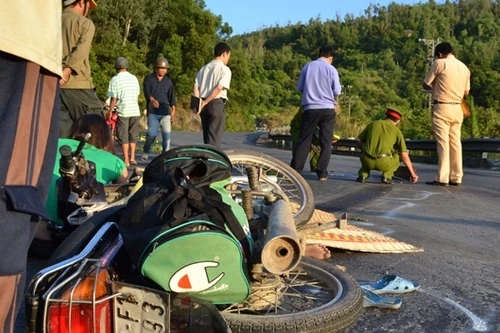 Xe đầu kéo tụt dốc, đè chết hai trẻ nhỏ