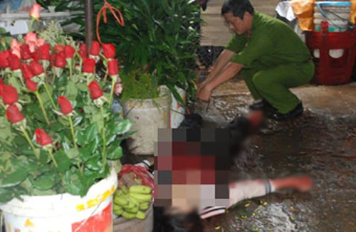 Chồng mới chết đã thân mật với "người tình", bị bố chồng chém chết