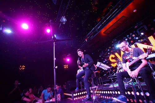 Đông Hùng "cháy" hết mình cùng khán giả Thủ đô