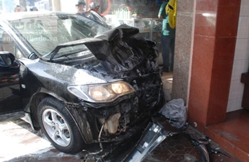 Ô tô mất lái, gây tai nạn liên hoàn