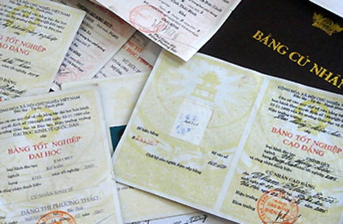 Bắt quả tang đối tượng mua bán bằng đại học giả